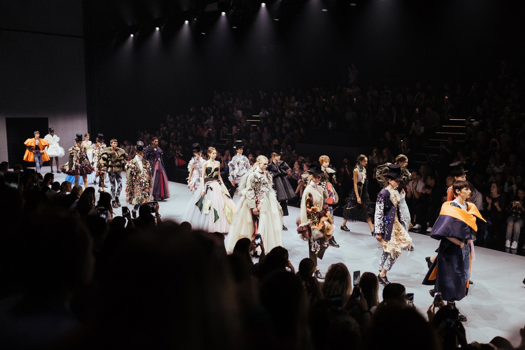 Viktor__Rolf_Fashion_Show_Samuel.2e16d0ba.fill-1676x1118_eCHFyWR